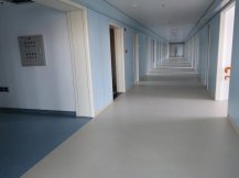 舊樓改造不用敲掉瓷磚了，使用PVC卷材地板簡單